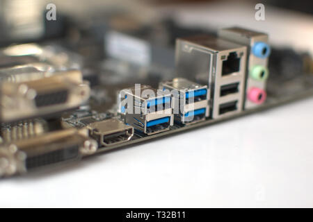 Format ATX ordinateur moderne carte mère. Ports à l'arrière peut être clairement vu. Banque D'Images