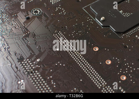 Format ATX ordinateur moderne carte mère. Points de soudure et des pistes conductrices peut être clairement vu. Banque D'Images