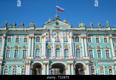 La Russie, Saint-Pétersbourg, 04 avril 2019 : la place du Palais, Musée de l'Ermitage, Alexander colonne à jour de printemps ensoleillé, beaucoup de gens, les touristes et les clients o Banque D'Images