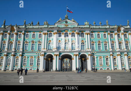 La Russie, Saint-Pétersbourg, 04 avril 2019 : la place du Palais, Musée de l'Ermitage, Alexander colonne à jour de printemps ensoleillé, beaucoup de gens, les touristes et les clients o Banque D'Images