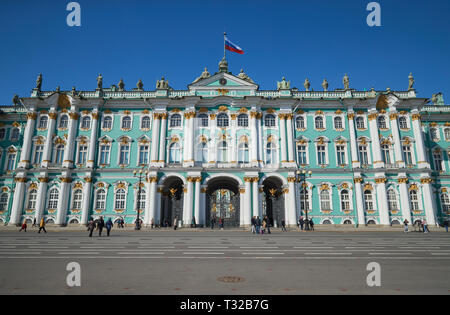 La Russie, Saint-Pétersbourg, 04 avril 2019 : la place du Palais, Musée de l'Ermitage, Alexander colonne à jour de printemps ensoleillé, beaucoup de gens, les touristes et les clients o Banque D'Images