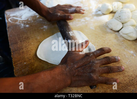 La préparation du pain Roti dans un petit restaurant à Dhaka. Banque D'Images