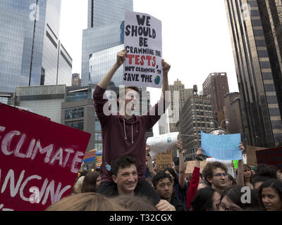 New York City, USA. 15 mars, 2019. Des jeunes pour le climat NYC Grève à Columbus Circle Banque D'Images