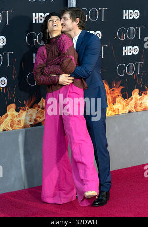 NEW YORK, NY 03 avril : Indira Varma et Pedro Pascal assister à HBO 'Game of Thrones' premiere saison finale au Radio City Music Hall, le 03 avril, 2019 dans Banque D'Images