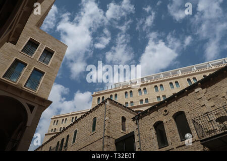 Bâtiments anciens et nouveaux sur l'Avenue Alrov Mamilla dans centre commercial Mamila shopping street près de la porte de Jaffa Jérusalem Ouest Israël Banque D'Images