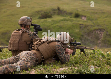 Les Marines américains à une distance inconnue au cours de la gamme 2019 Côte ouest de compétition de l'équipe de neutralisation des explosifs au Marine Corps Base Camp Pendleton, en Californie, le 26 mars 2019. Le concours était composé de 12 épreuves tous basés sur un système de points où une équipe pourrait gagner jusqu'à 200 points, l'équipe ayant accumulé le plus de points à la fin de l'événement allait devenir la première équipe à remporter cette compétition. (U.S. Marine Corps photo par le Cpl. Quentarius Johnson) Banque D'Images