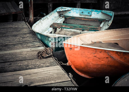 Ancien fer à repasser effilochée et minable nez bateau dock attachés à des close-up Banque D'Images