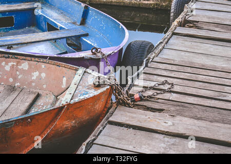 Ancien fer à repasser effilochée et minable nez bateau dock attachés à des close-up Banque D'Images