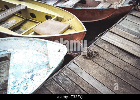 Ancien fer à repasser effilochée et minable nez bateau dock attachés à des close-up Banque D'Images