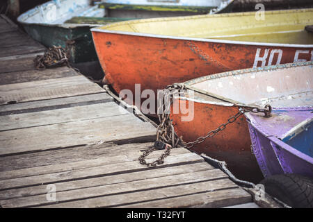 Ancien fer à repasser effilochée et minable nez bateau dock attachés à des close-up Banque D'Images