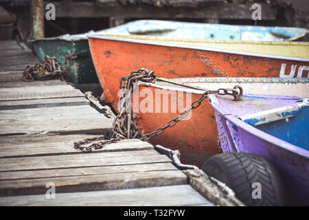 Ancien fer à repasser effilochée et minable nez bateau dock attachés à des close-up Banque D'Images