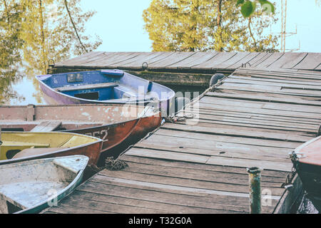 Ancien fer à repasser effilochée et minable bateau amarré à quai en bois close-up Banque D'Images