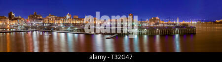 Panorama du quai Jacques-Cartier dans la nuit avec un autre bâtiment remarquable dans la distance à Montréal, Québec, Canada. Banque D'Images
