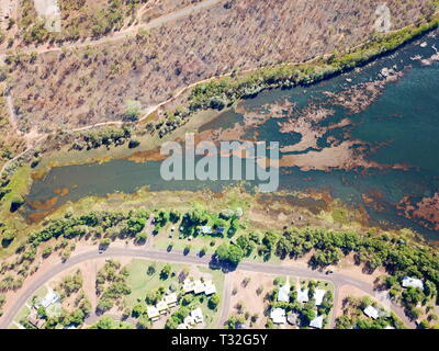 Vue aérienne du lac Jabiru en saison sèche. Jabiru est la principale ville située dans le Parc National de Kakadu. L'herbe verte autour du lac. Banque D'Images