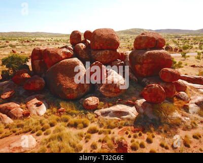 Des rochers massifs formées par l'érosion dans les Karlu Karlu Devils Marbles, domaine de l'Outback (Territoire du Nord, Australie) Banque D'Images