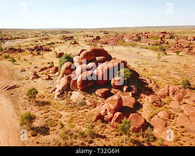 Des rochers massifs formées par l'érosion dans les Karlu Karlu Devils Marbles, domaine de l'Outback (Territoire du Nord, Australie) Banque D'Images