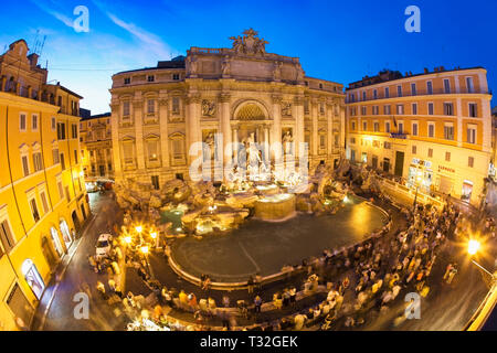 Portrait de la fontaine de Trevi Rome Italie au crépuscule Banque D'Images