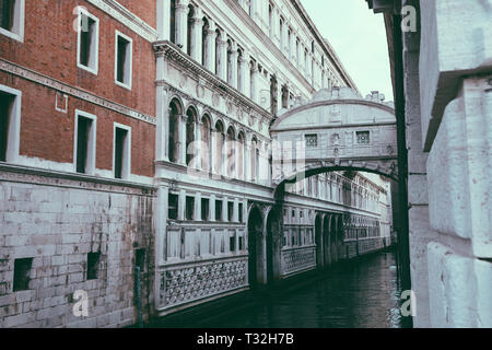 Venise, Italie - 1 juillet 2018 : vue panoramique du Pont des Soupirs (Ponte dei Sospiri) est un pont situé à Venise sur la côte de la ville. Paysage d'été Banque D'Images