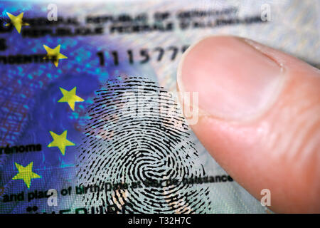 PHOTOMONTAGE, doigt sur la carte d'identité allemande avec drapeau de l'UE et d'empreintes digitales, FOTOMONTAGE, doigt auf deutschem Personalausweis mit EU-Fahne und Fingerab Banque D'Images