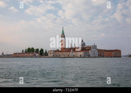 Vue panoramique sur Laguna Veneta de Venise ville et loin de l'île San Giorgio Maggiore. Paysage d'été matin jour et dramatique ciel bleu Banque D'Images