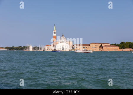 Vue panoramique sur Laguna Veneta de Venise ville et loin de l'île San Giorgio Maggiore. Paysage d'été matin jour et dramatique ciel bleu Banque D'Images