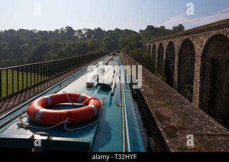 15-04 'Misty Dawn' le passage de l'aqueduc du canal de Llangollen, Chirk, et entrant dans l'Angleterre du Pays de Galles Banque D'Images