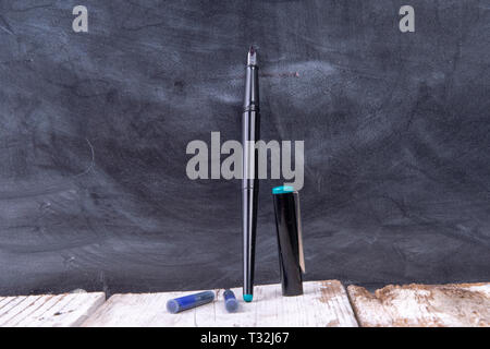 Stylo plume avec cartouches d'ouvrir avec couvercle et blackboard Banque D'Images