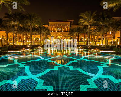 La vue de nuit d'un seul et unique hôtel de palmiers à Dubaï Banque D'Images