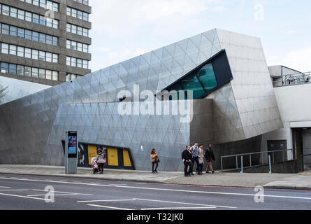 Centre d'études supérieures de l'Université métropolitaine de Londres, avec revêtement en acier inoxydable angulaire, par les architectes Studio Daniel Libeskind Banque D'Images