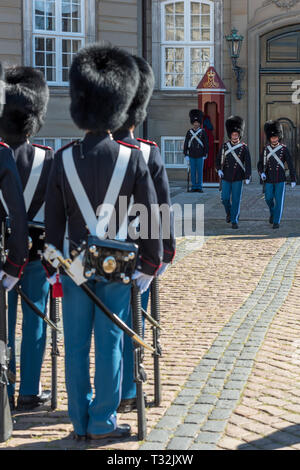 Les troupes de la famille royale danoise des maîtres nageurs dans leur uniforme bleu de cérémonie sur le défilé au Palais d'Amalienborg, lors de la relève de la garde. Banque D'Images