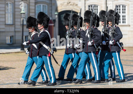 Les troupes de la famille royale danoise des maîtres nageurs dans leur uniforme bleu de cérémonie sur le défilé au Palais d'Amalienborg, lors de la relève de la garde. Banque D'Images