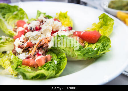 Délicieuse Salade de quinoa, orge noir, pastèque, féta et graines de grenade, servi dans le restaurant ou pub Banque D'Images