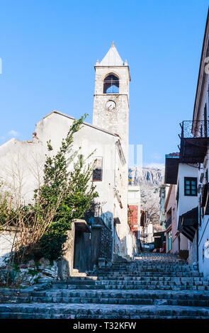 Mostar : la Tour de l'horloge (Sahat Kula), exemple important de la proli ?c période ottomane, daté 1630, bombardée et endommagés dans la guerre de Bosnie (1992-1995) Banque D'Images