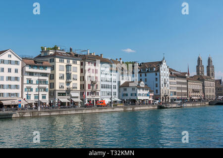 Zurich, Suisse - 19 juin 2017 : vue panoramique du centre-ville historique avec sa célèbre église Grossmunster et rivière Limmat. Journée d'été avec b Banque D'Images