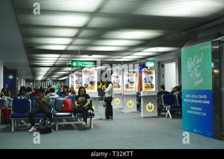 Thaïlande Bangkok, 28 mars 2019 : chargement de passagers au chargeur téléphone mobile gratuit services au terminal de l'aéroport international Don Muang Banque D'Images