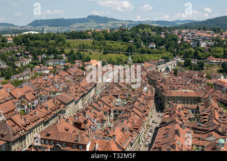 Panorama de l'antenne du centre-ville historique de Berne Berne Minster, Suisse. Paysage d'été, journée ensoleillée et ciel bleu Banque D'Images