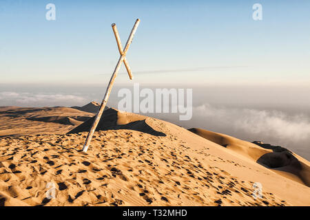 Croix sur le haut du Cerro Toro Mata. Acari, Département d'Arequipa, Pérou. Banque D'Images