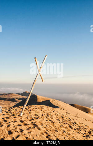 Croix sur le haut du Cerro Toro Mata. Acari, Département d'Arequipa, Pérou. Banque D'Images