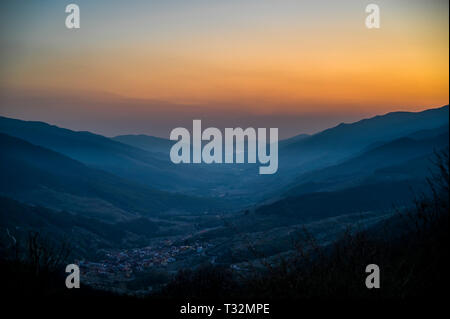 Coucher du soleil de la Vallée de Jerte avec brouillard depuis le Port de Tornavacas  Cáceres Espagne Banque D'Images