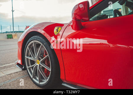 Valencia, Espagne - 30 mars 2019 : Ferrari 488 Pista roue. Les pneus Michelin. Voiture de sport de luxe. Banque D'Images