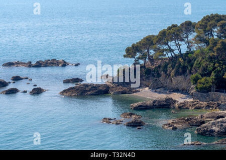 Petite plage déserte idyllique dans la crique méditerranéenne, mer bleue et sable. Paisible et calme. Vacances isolée escapade. Banque D'Images
