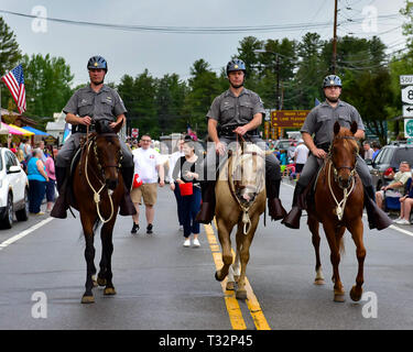 Trois agents de police de l'État de New York de l'équitation dans le 4 juillet au défilé de spéculateur, NY USA Banque D'Images