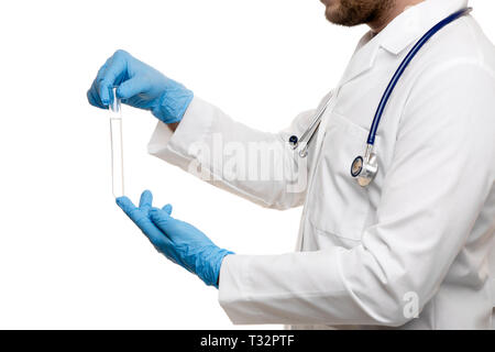 Photo du côté de médecin en blouse blanche dans les gants en caoutchouc holding test tube isolé sur fond blanc. Banque D'Images