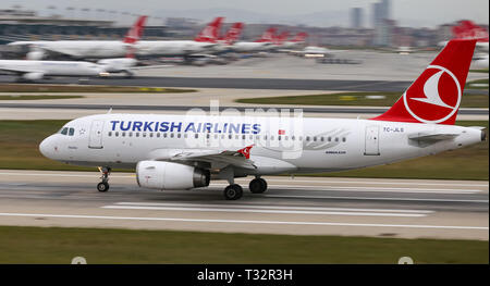 ISTANBUL, TURQUIE - 30 septembre 2018 : Turkish Airlines Airbus A319-132 (CN 4629) décolle de l'aéroport Ataturk d'Istanbul. Ta est le porte-drapeau de Banque D'Images