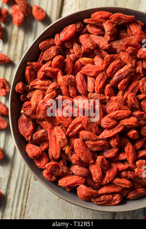 Matières organiques de Goji rouge dans un bol Banque D'Images