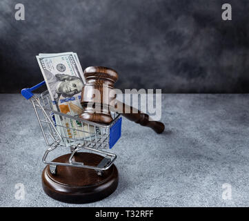 Gavel et dollars en panier panier sur fond gris avec copie espace. Affaires judiciaires corrompus concept Banque D'Images