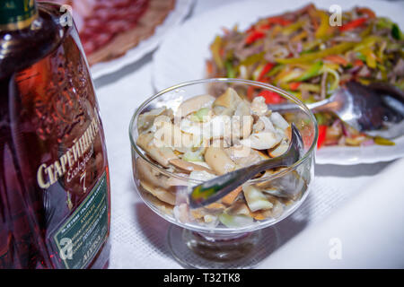 Table de fête dans le restaurant. Plats sur la table. Traite sur la table. La Russie, Siverskaya, 24 novembre, 2018 Banque D'Images