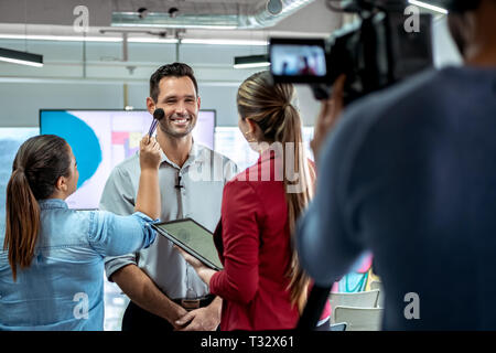 L'enregistrement de caméra de vidéo d'entreprise et homme d'entretien de l'artiste de maquillage Banque D'Images