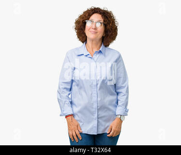 Beau milieu des affaires senior ager femme portant des lunettes sur fond isolé smiling à côté et regardant loin de penser. Banque D'Images