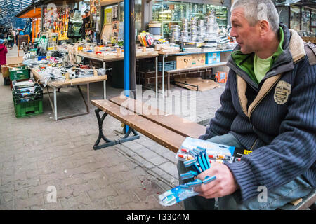 Cracovie, Pologne - 22 mars 2019 - Stary Kleparz market, un homme vend des rasoirs Banque D'Images